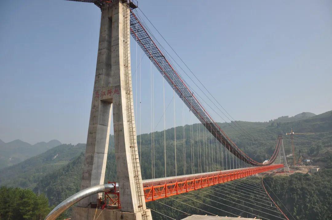 管道是如何跨越大江大河的？